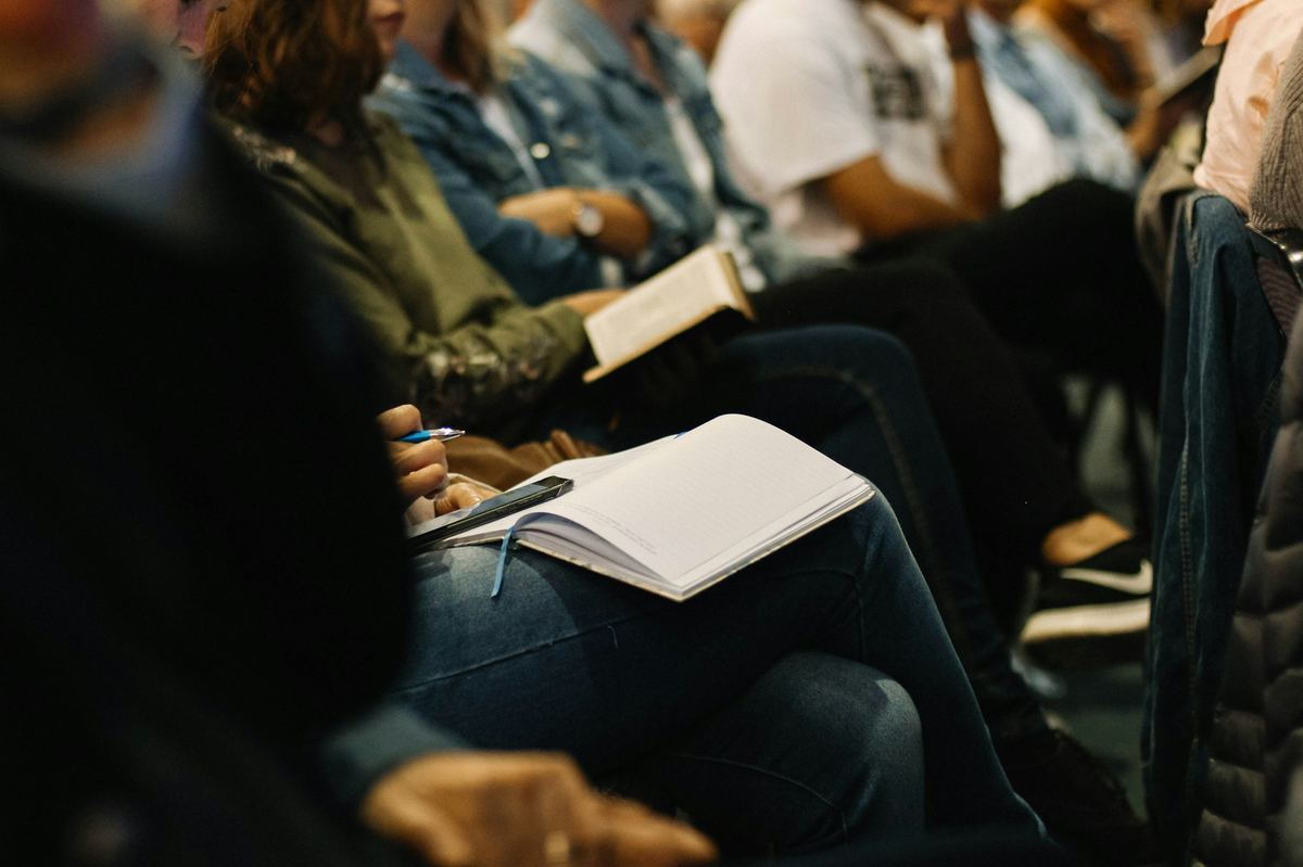Members of the congregation following along in their Bibles and notebooks